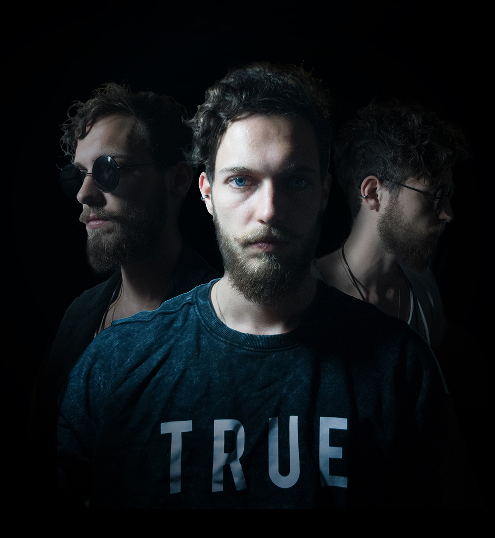 Dergleiche typ dreimal in türkisem licht vor schwarzem Hintergrund